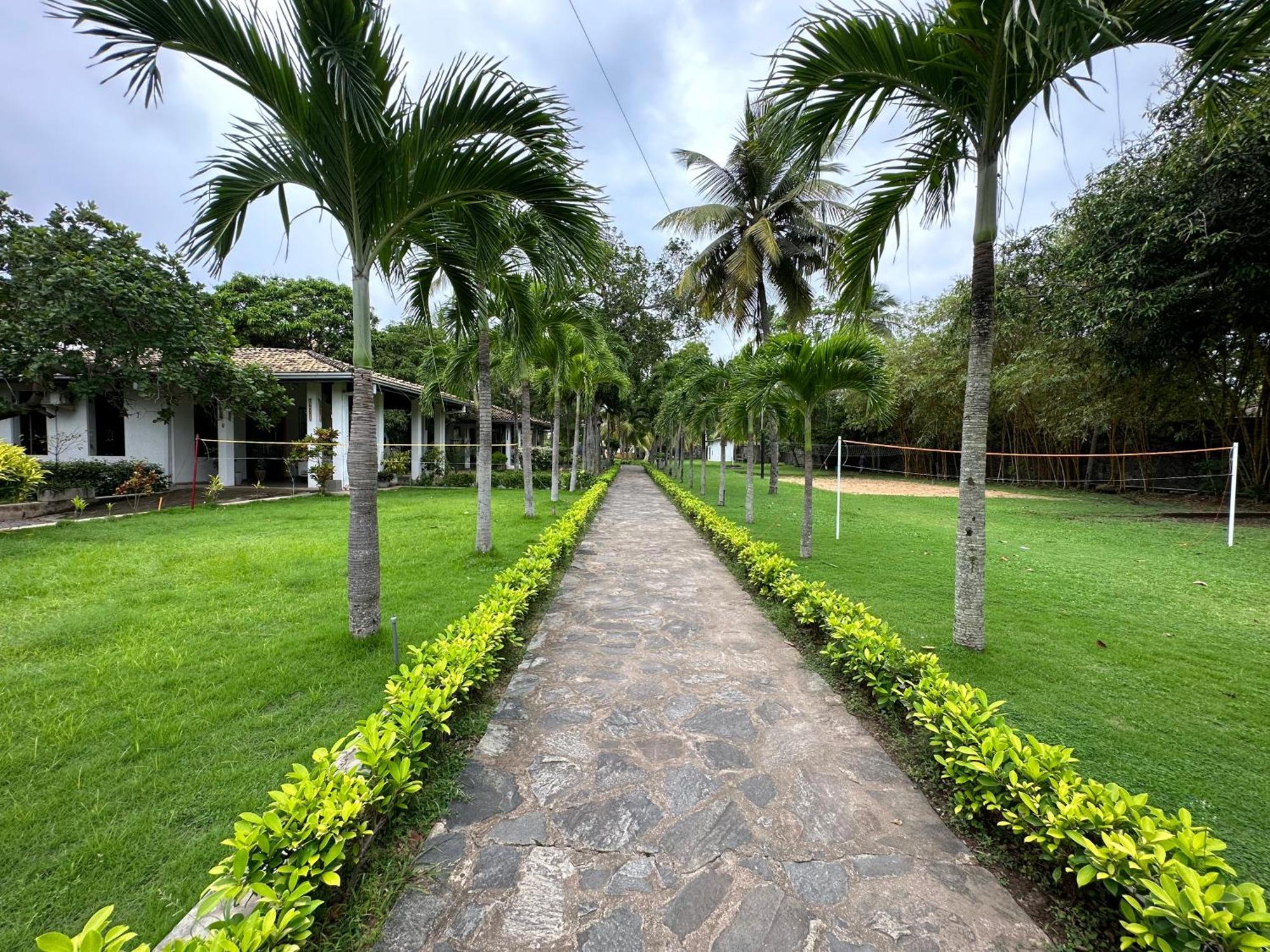 Amaluna Resorts Negombo Exterior photo
